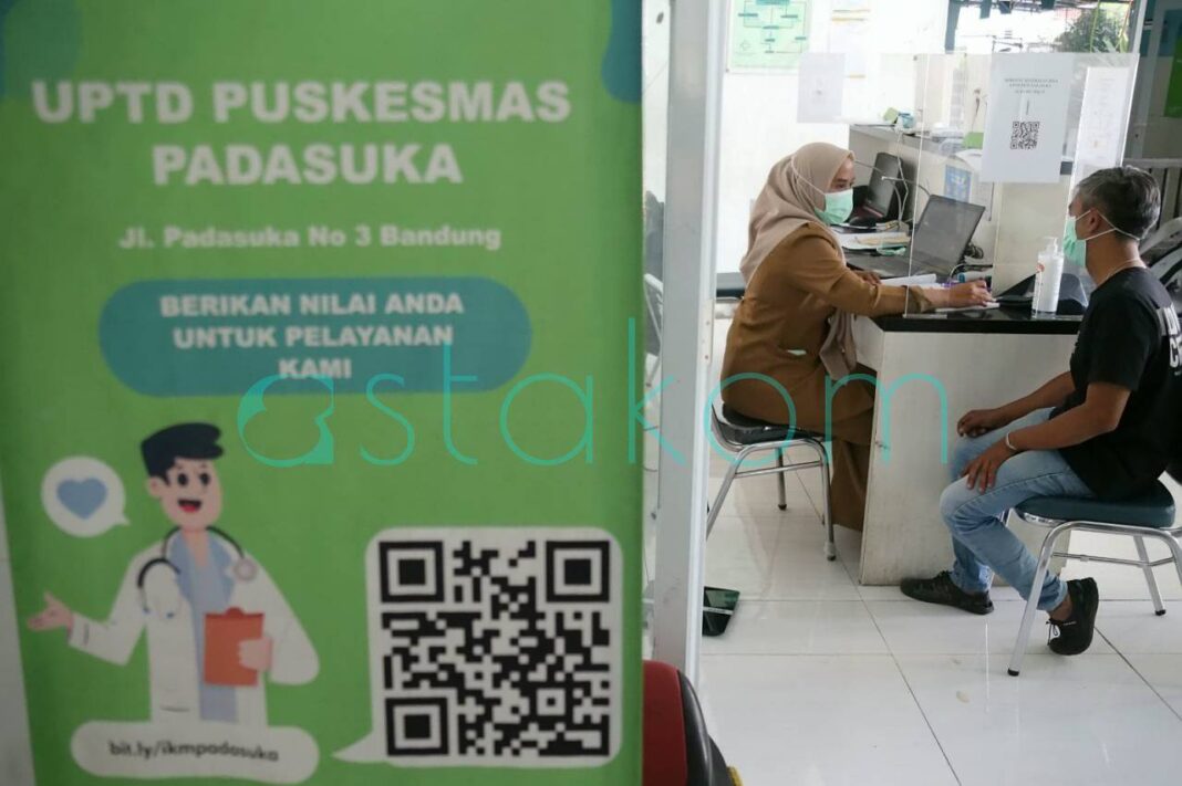 Petugas medis melakukan pemeriksaan skrining super flu di Puskesmas Padasuka Bandung