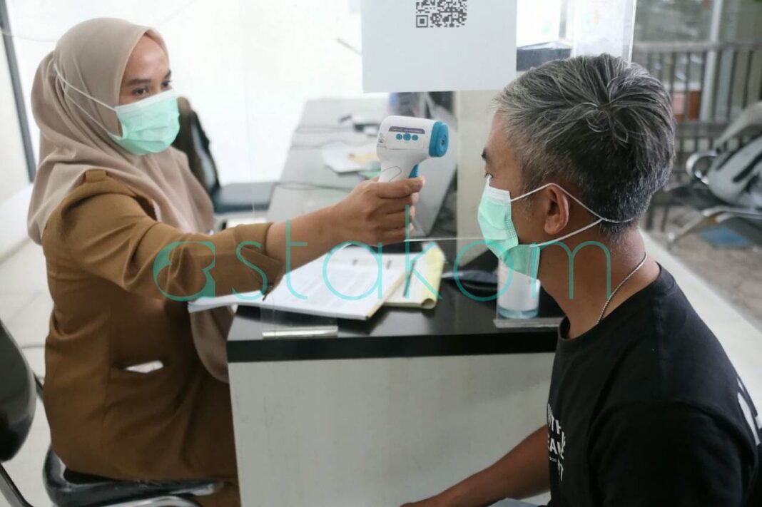 Petugas medis melakukan pemeriksaan skrining super flu di Puskesmas Padasuka Bandung
