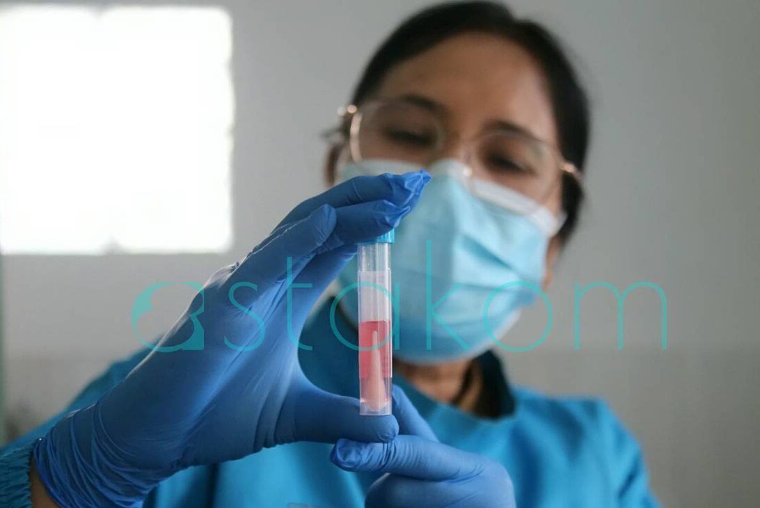 Petugas medis melakukan pemeriksaan skrining super flu di Puskesmas Padasuka Bandung