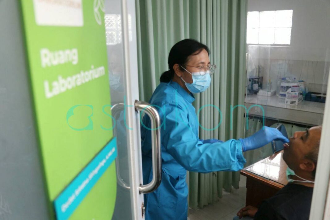 Petugas medis melakukan pemeriksaan skrining super flu di Puskesmas Padasuka Bandung