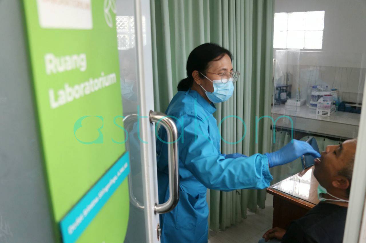 Petugas medis melakukan pemeriksaan skrining super flu di Puskesmas Padasuka Bandung