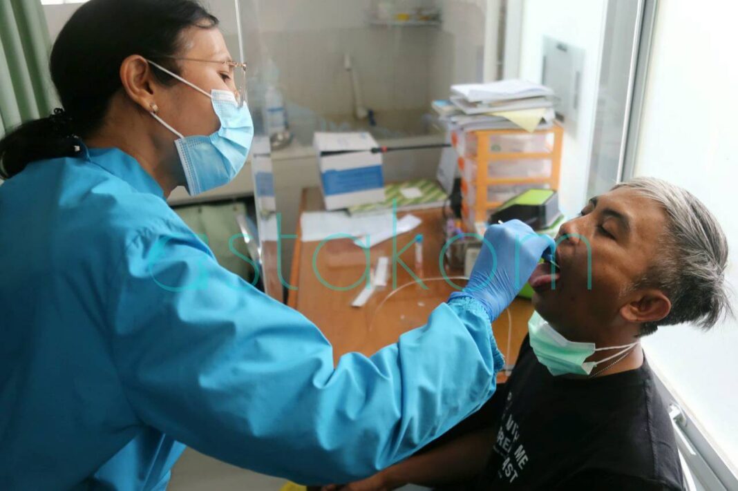 Petugas medis melakukan pemeriksaan skrining super flu di Puskesmas Padasuka Bandung