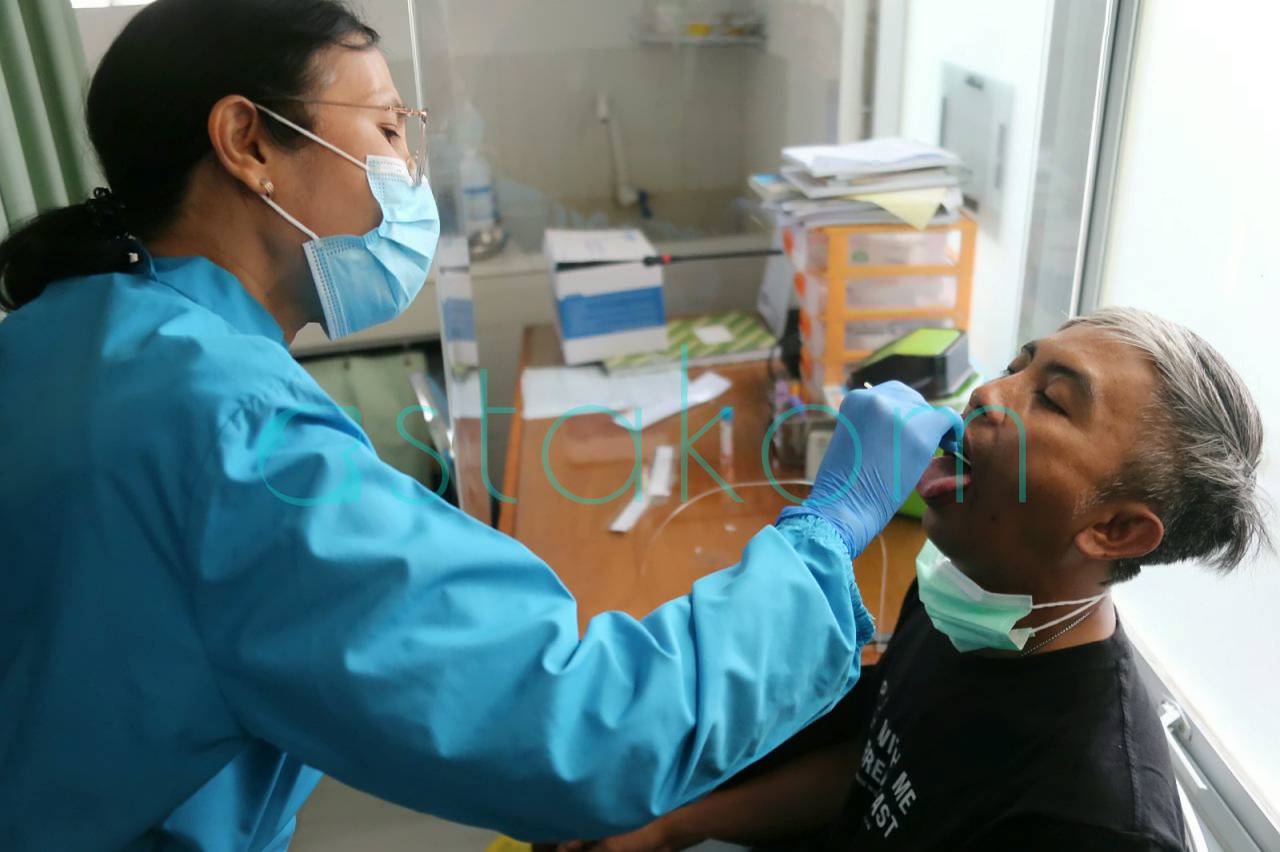 Petugas medis melakukan pemeriksaan skrining super flu di Puskesmas Padasuka Bandung