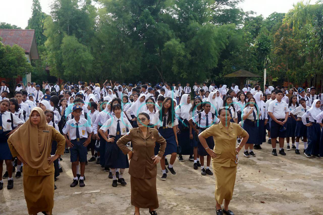 Siswa SMP Negeri 6 Kota Sorong ikuti upacara dan senam awali sekolah