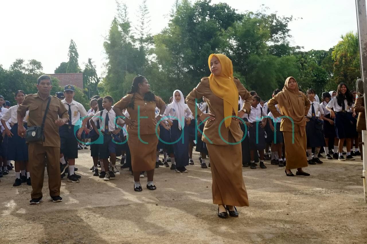Siswa SMP Negeri 6 Kota Sorong ikuti upacara dan senam awali sekolah