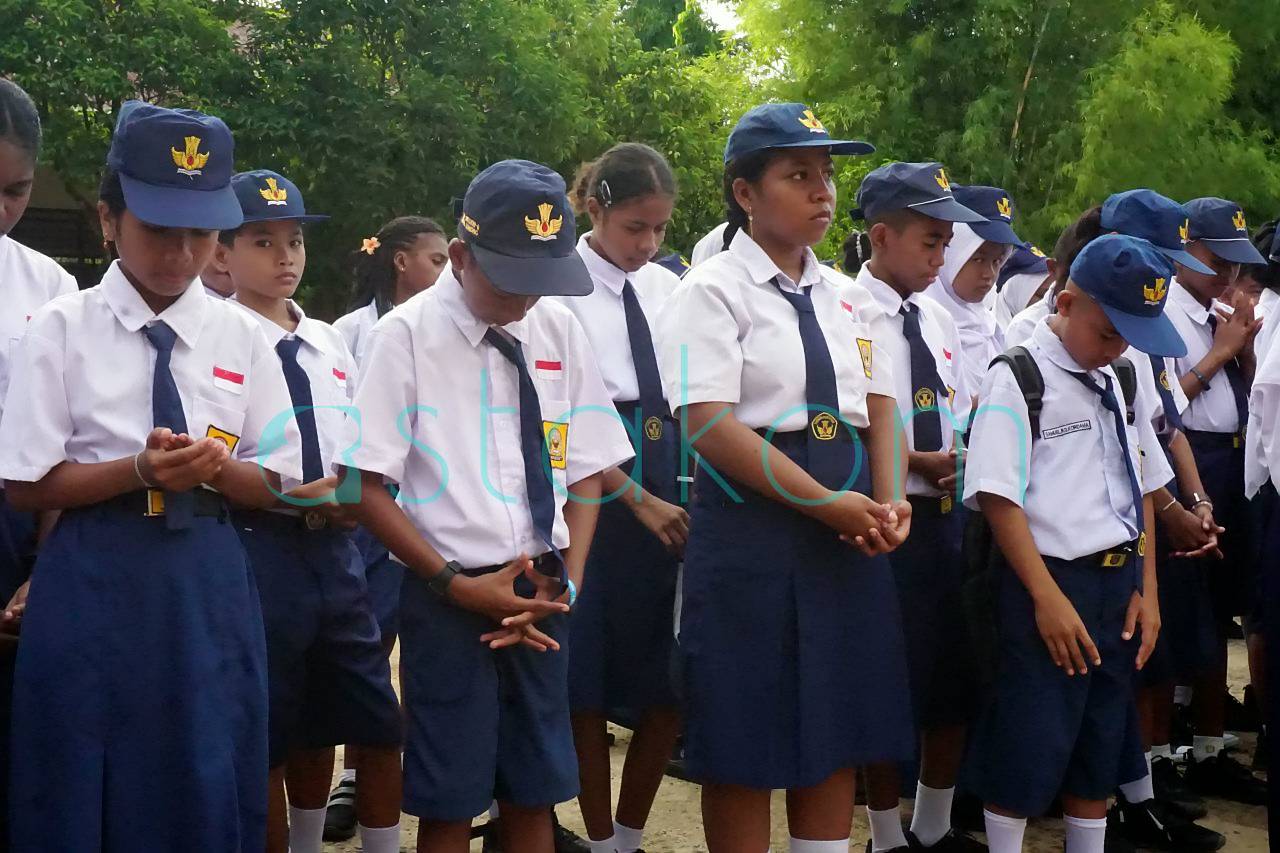 Siswa SMP Negeri 6 Kota Sorong ikuti upacara dan senam awali sekolah