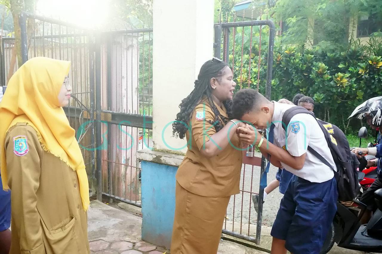 Siswa SMP Negeri 6 Kota Sorong ikuti upacara dan senam awali sekolah