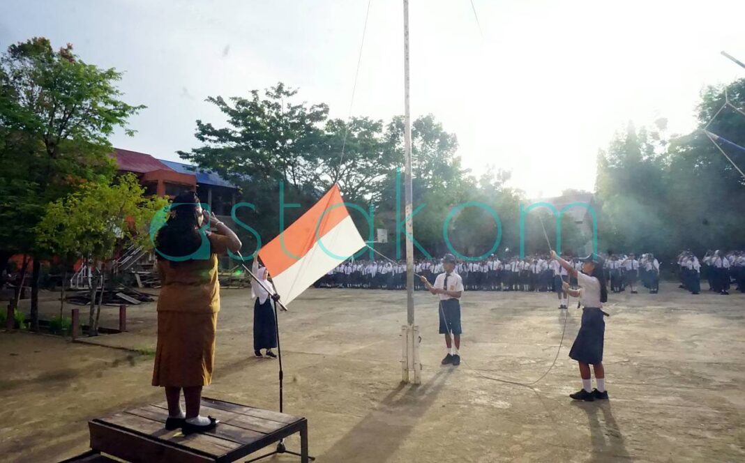 Siswa SMP Negeri 6 Kota Sorong ikuti upacara dan senam awali sekolah