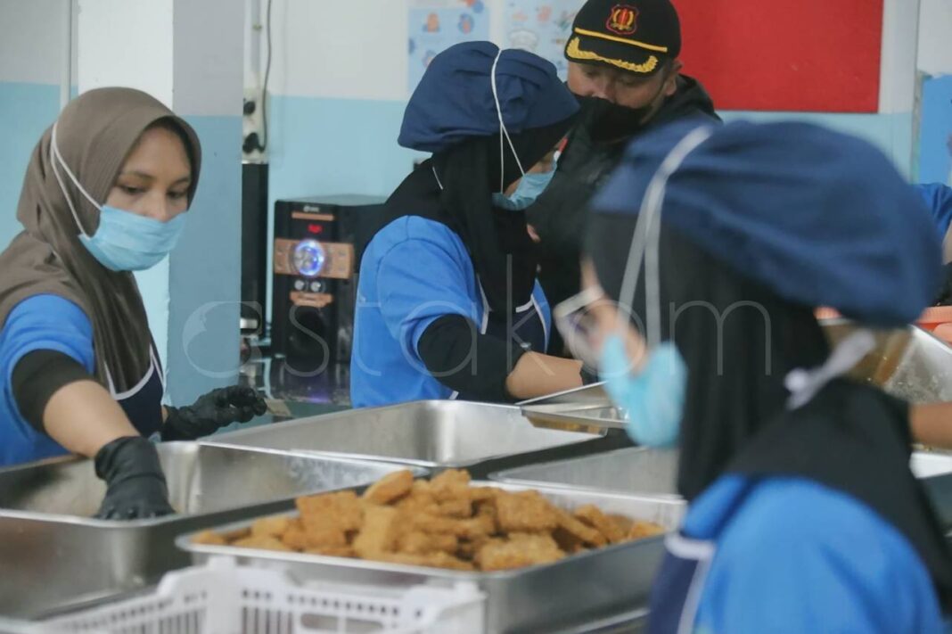 Pekerja SPPG menyiapkan paket makan bergizi gratis MBG di Cianjur.