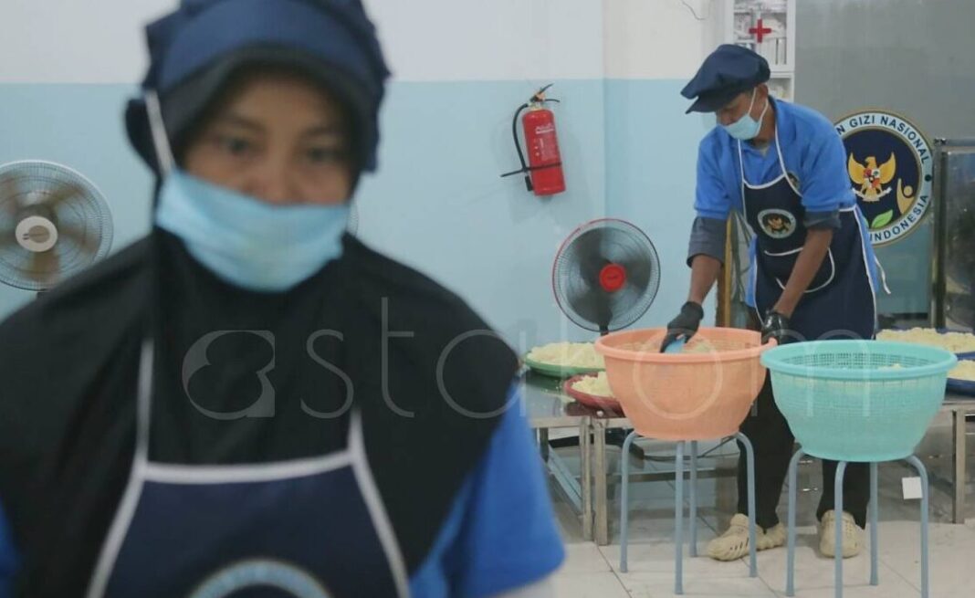 Pekerja SPPG menyiapkan paket makan bergizi gratis MBG di Cianjur.