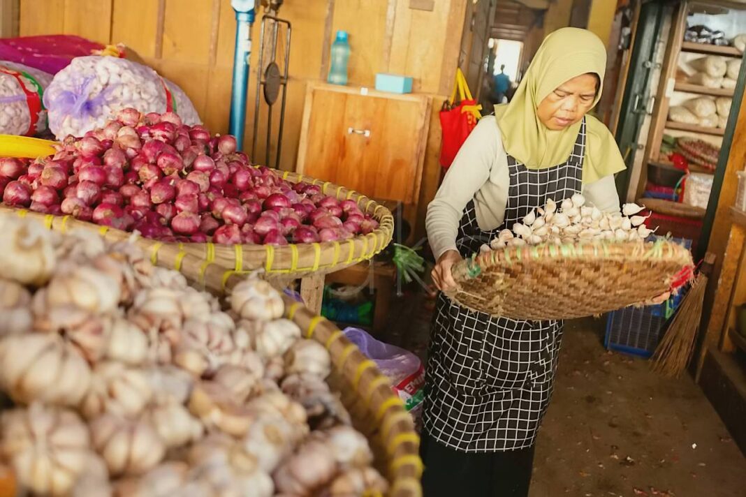 Pedagang bawang di Pasar Beringharjo Yogyakarta.