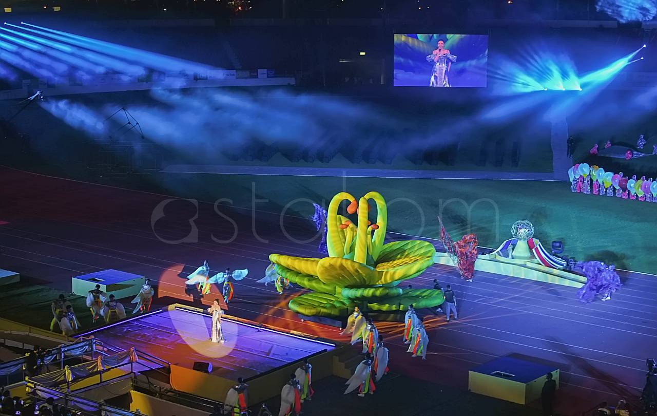 Defile Kontingen Indonesia dalam Upacara Pembukaan ASEAN Para Games 2025 di Thailand.