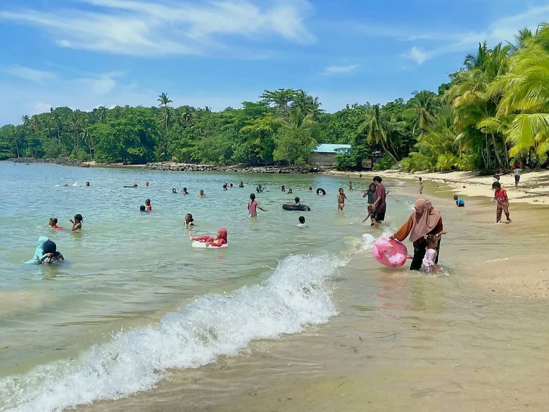 Warga berwisata di Pantai Tanjung Kasuari Kota Sorong.
