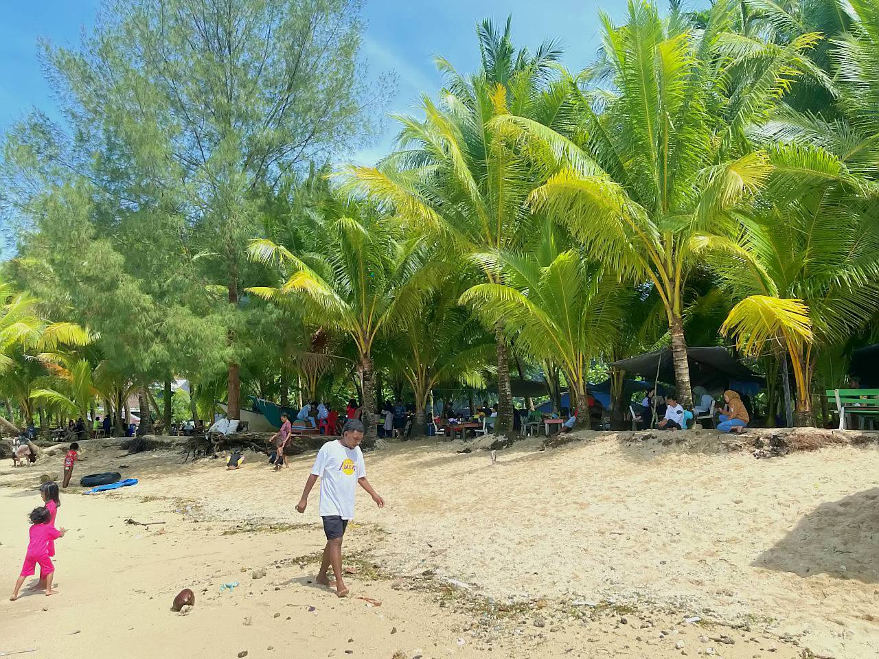 Warga berwisata di Pantai Tanjung Kasuari Kota Sorong.