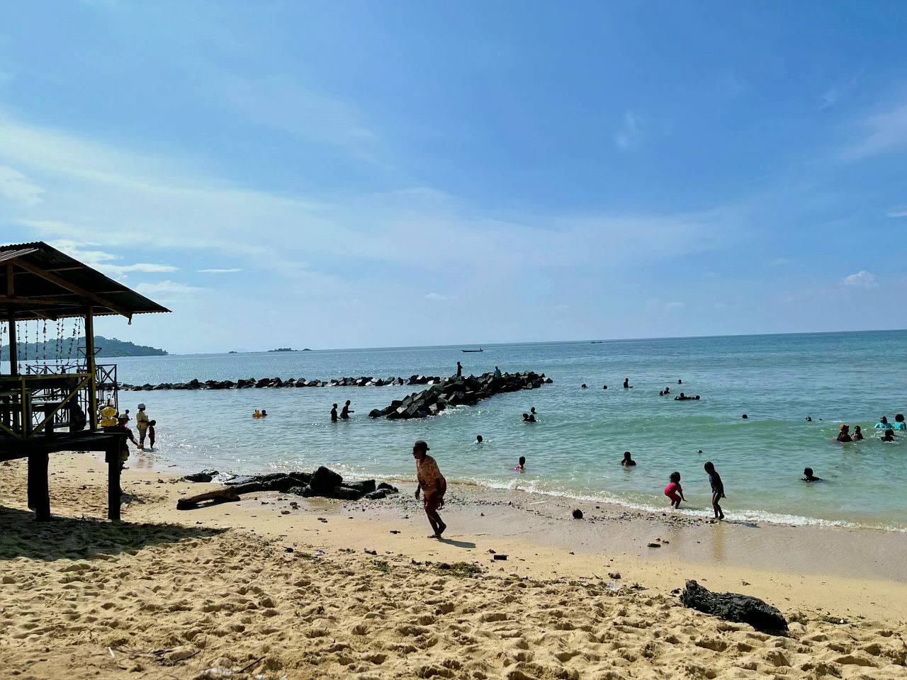Warga berwisata di Pantai Tanjung Kasuari Kota Sorong.