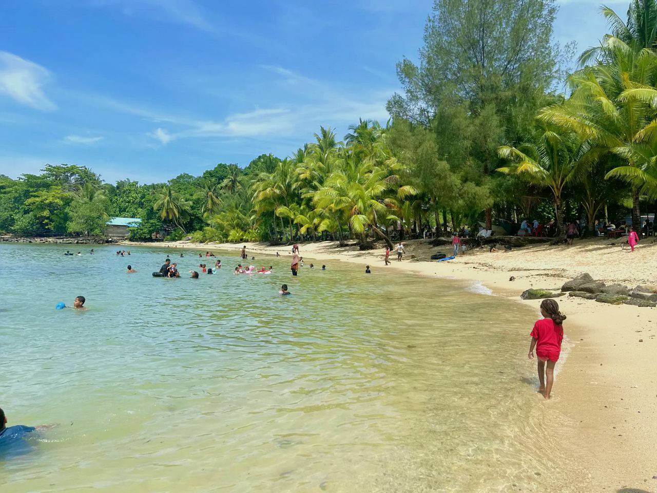 Warga berwisata di Pantai Tanjung Kasuari Kota Sorong.