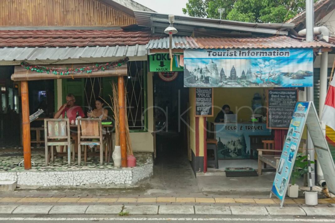 Wisatawan mancanegara berjalan di sepanjang jalan Prawirotaman Yogyakarta.