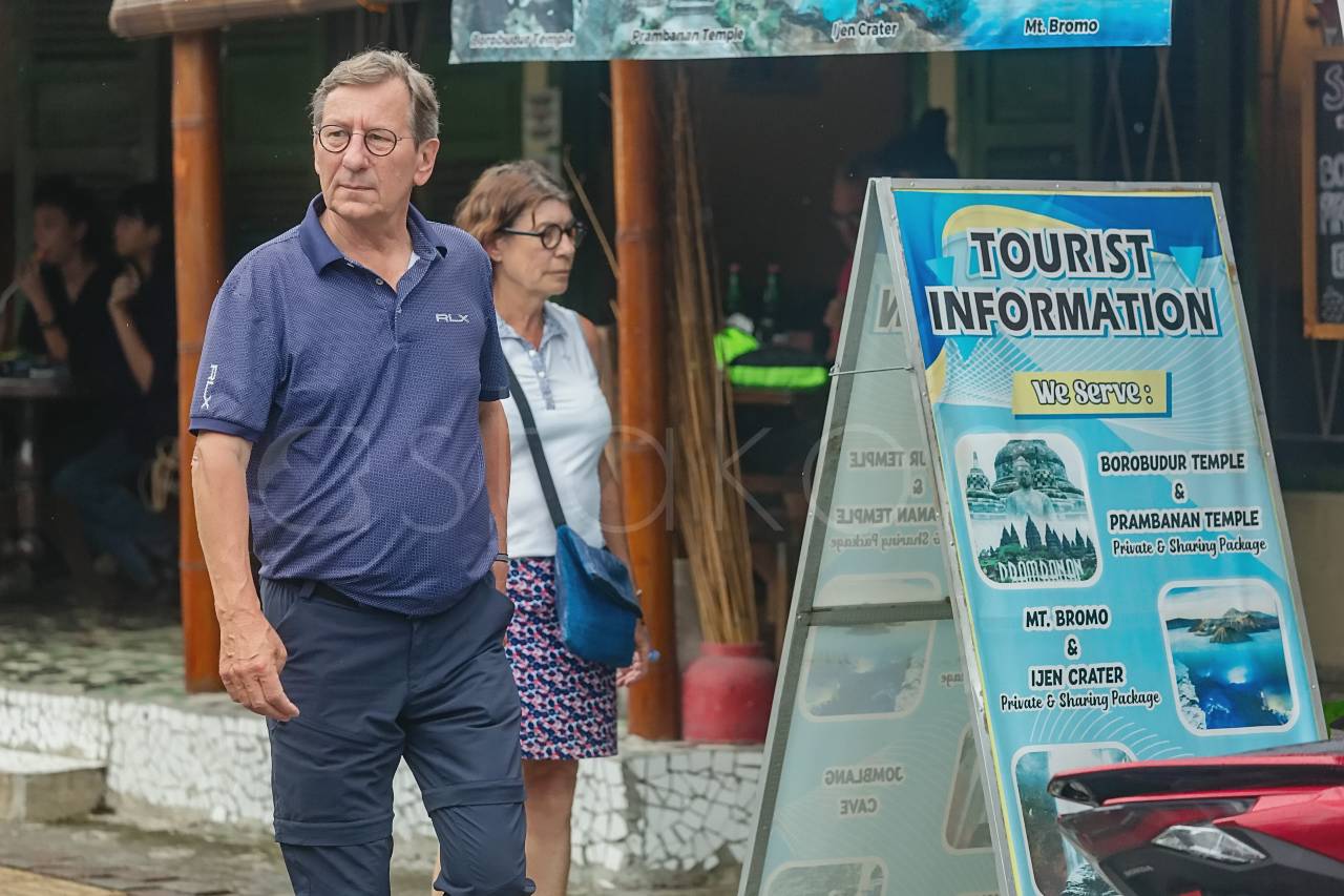 Wisatawan mancanegara berjalan di sepanjang jalan Prawirotaman Yogyakarta.