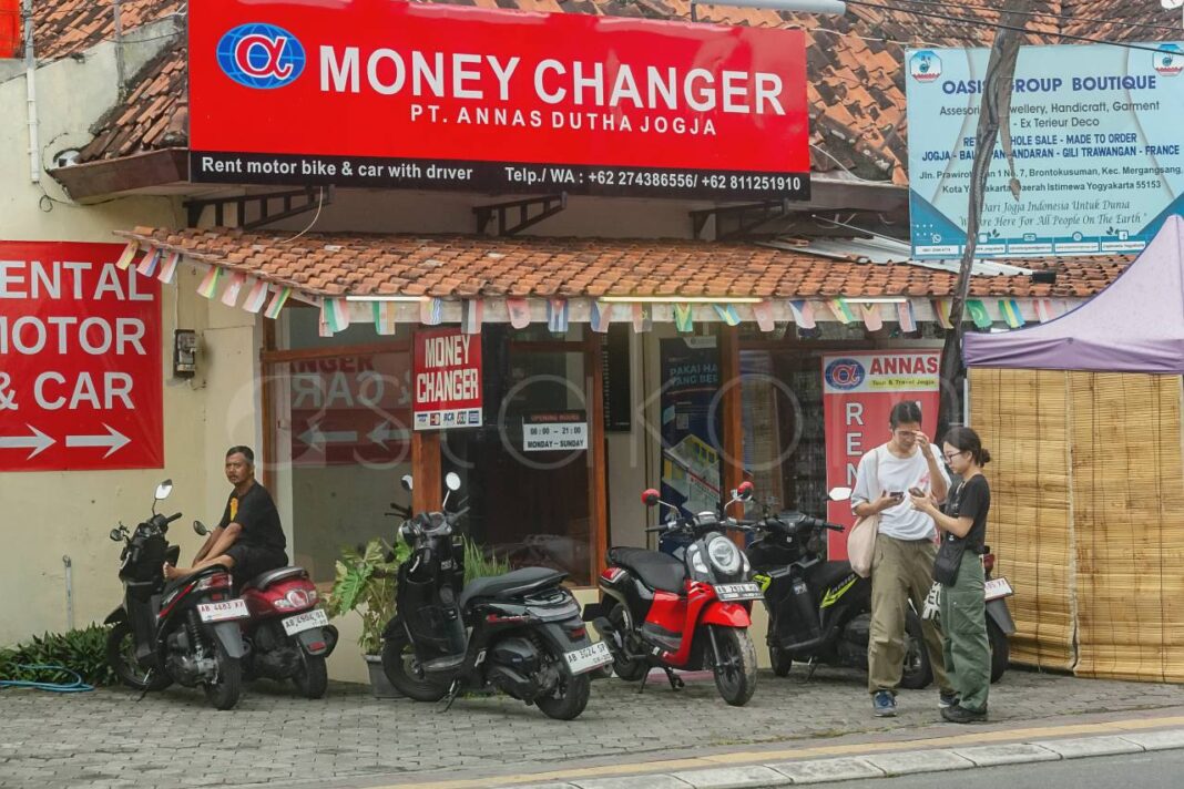 Wisatawan mancanegara berjalan di sepanjang jalan Prawirotaman Yogyakarta.