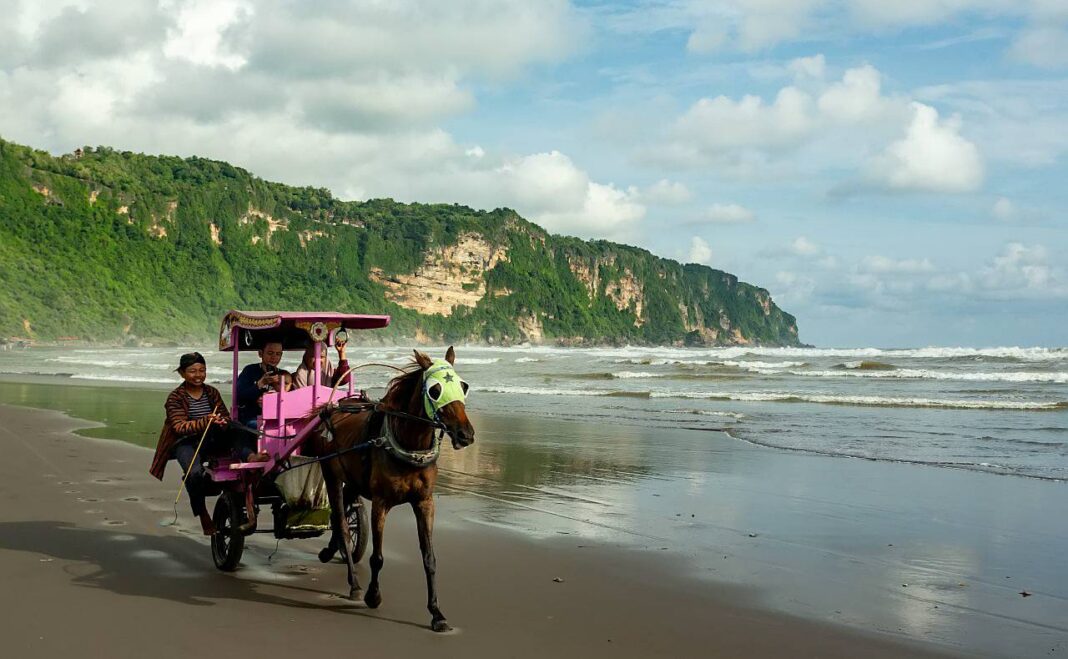 Wisatawan ramai mengunjungi Pantai Parangtritis Bantul Yogyakarta.