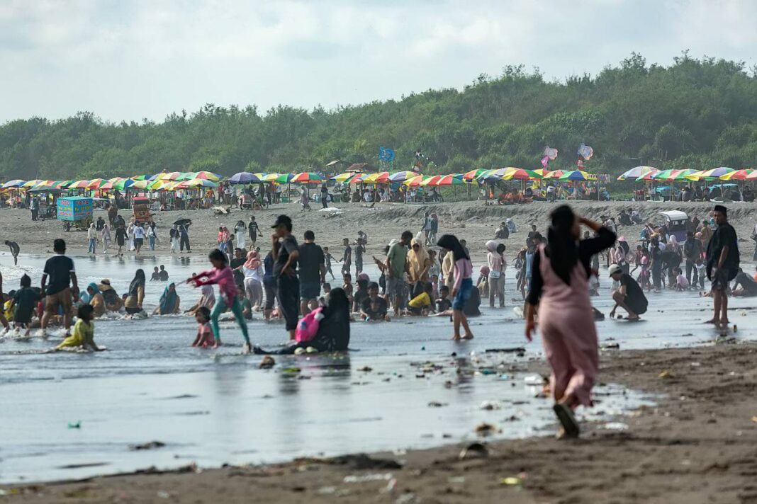 Wisatawan ramai mengunjungi Pantai Parangtritis Bantul Yogyakarta.