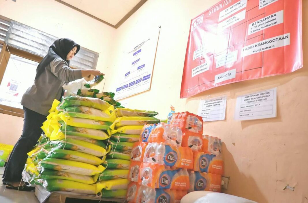 Anggota Koperasi Kelurahan Merah Putih KKMP Perak Utara melakukan pembukuan dan stok barang