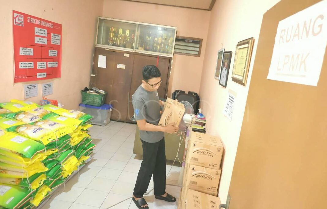 Anggota Koperasi Kelurahan Merah Putih KKMP Perak Utara melakukan pembukuan dan stok barang