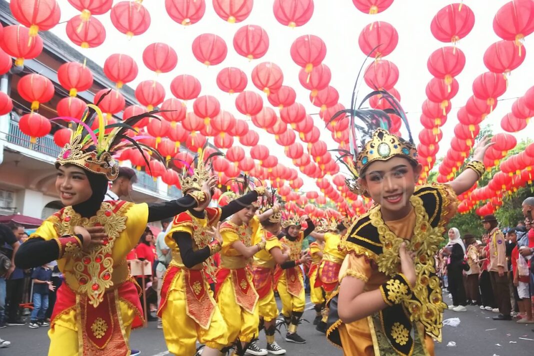Kirab budaya Grebeg Sudiro berlangsung di kawasan Pasar Gede, Solo, sebagai simbol akulturasi budaya Jawa dan Tionghoa