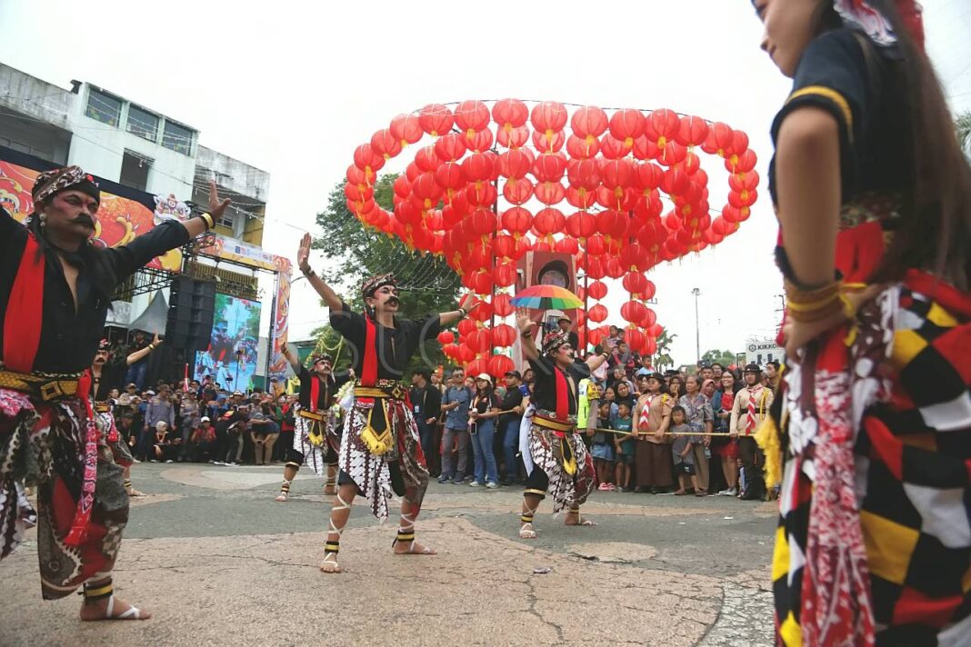 Kirab budaya Grebeg Sudiro berlangsung di kawasan Pasar Gede, Solo, sebagai simbol akulturasi budaya Jawa dan Tionghoa