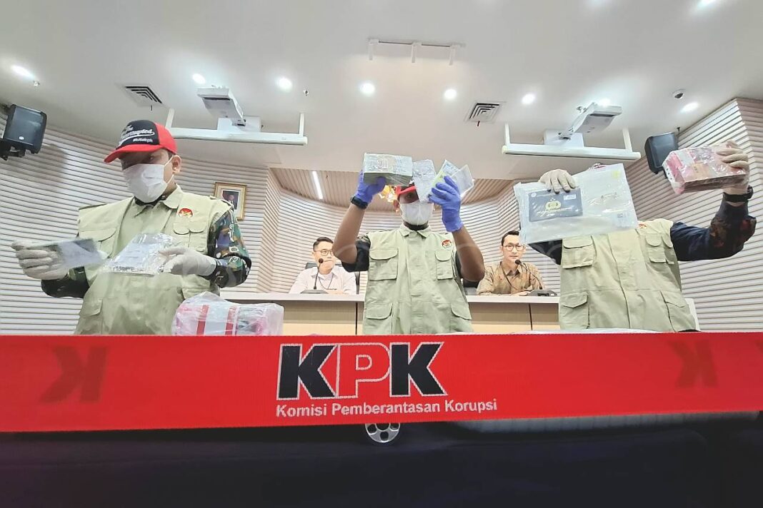 Petugas KPK menunjukkan koper berisi uang tunai barang bukti suap Bea Cukai