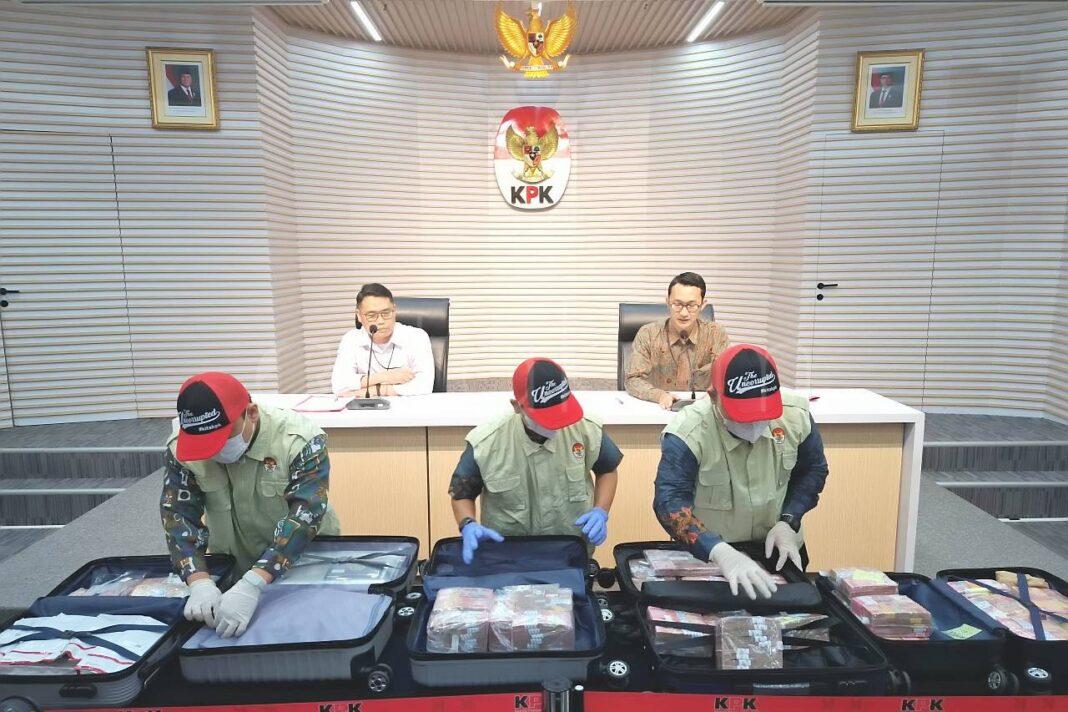 Petugas KPK menunjukkan koper berisi uang tunai barang bukti suap Bea Cukai