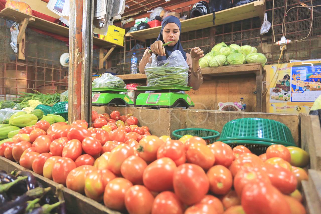 Pasokan Komoditas di Padang Kembali Lancar Pedagang Pasar Raya Padang merapikan pasokan komoditas sembako