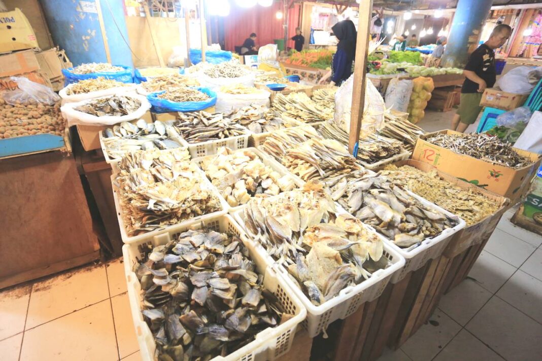 Pasokan Komoditas di Padang Kembali Lancar Pedagang Pasar Raya Padang merapikan pasokan komoditas sembako