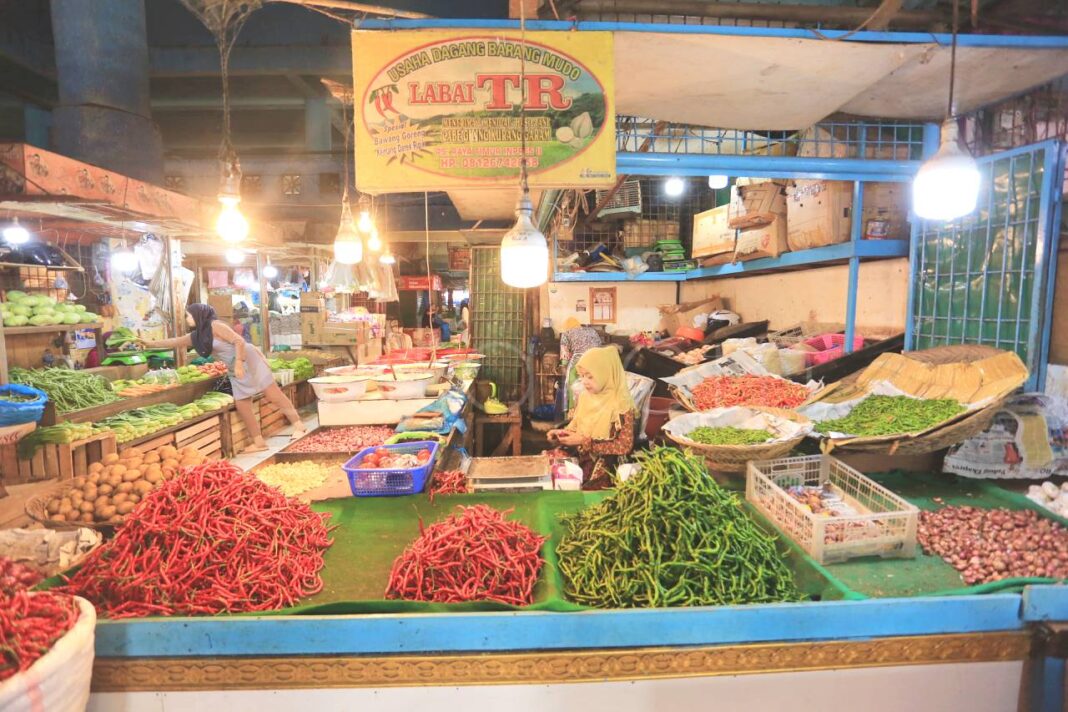 Pasokan Komoditas di Padang Kembali Lancar Pedagang Pasar Raya Padang merapikan pasokan komoditas sembako