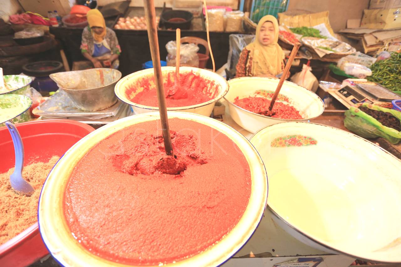 Pasokan Komoditas di Padang Kembali Lancar Pedagang Pasar Raya Padang merapikan pasokan komoditas sembako