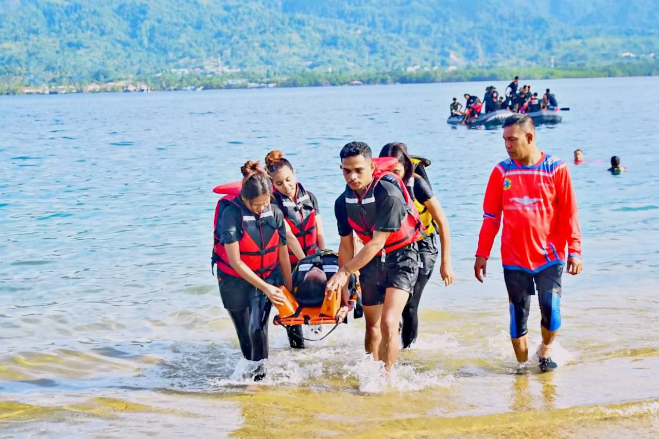 Mahasiswa STIKes Pasapua latihan evakuasi medis laut Kodaeral IX