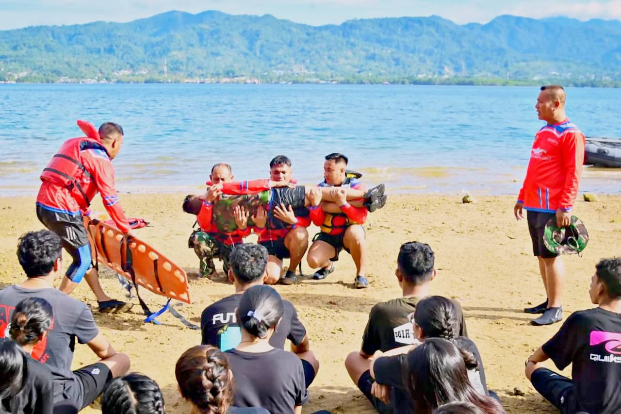 Mahasiswa STIKes Pasapua latihan evakuasi medis laut Kodaeral IX