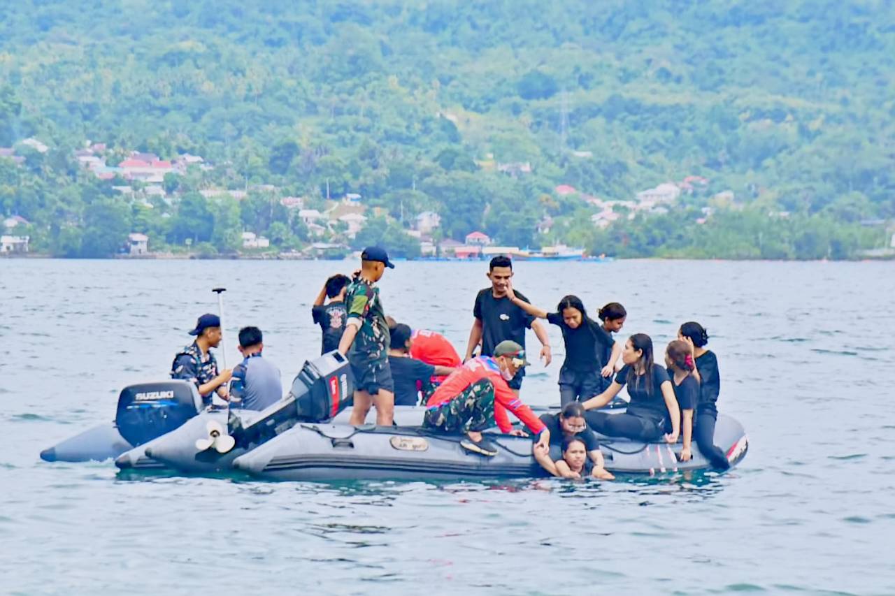 Mahasiswa STIKes Pasapua latihan evakuasi medis laut Kodaeral IX