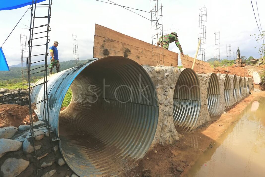 Alat berat Denzipur 2/PS mengerjakan jembatan Armco di Batu Busuk Padang