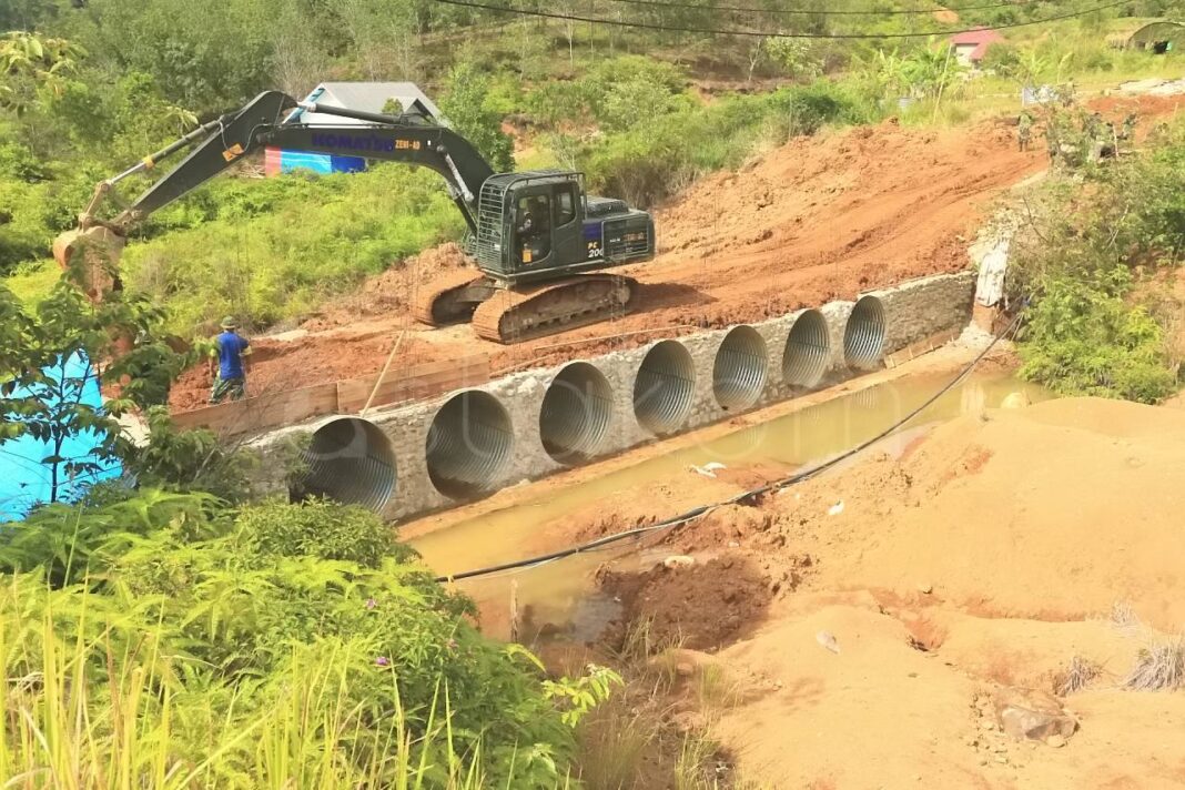 Alat berat Denzipur 2/PS mengerjakan jembatan Armco di Batu Busuk Padang