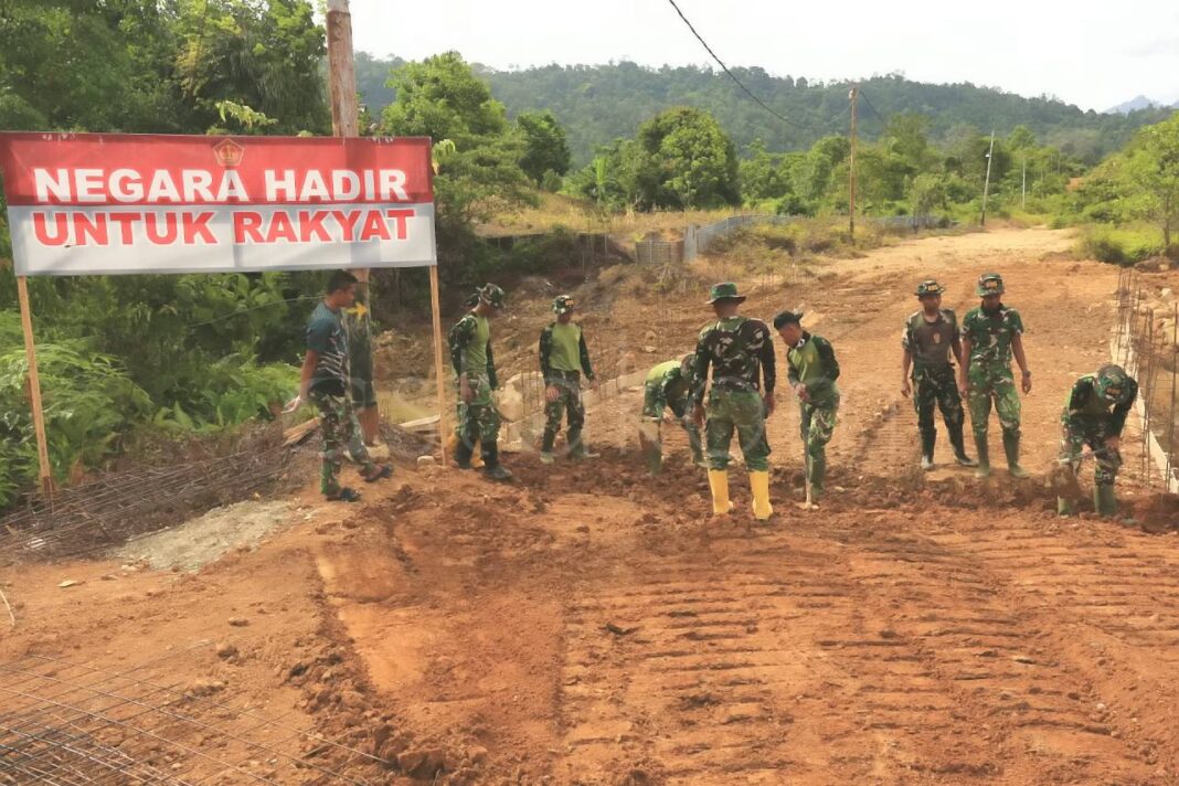 Alat berat Denzipur 2/PS mengerjakan jembatan Armco di Batu Busuk Padang