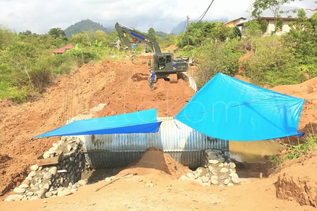Alat berat Denzipur 2/PS mengerjakan jembatan Armco di Batu Busuk Padang