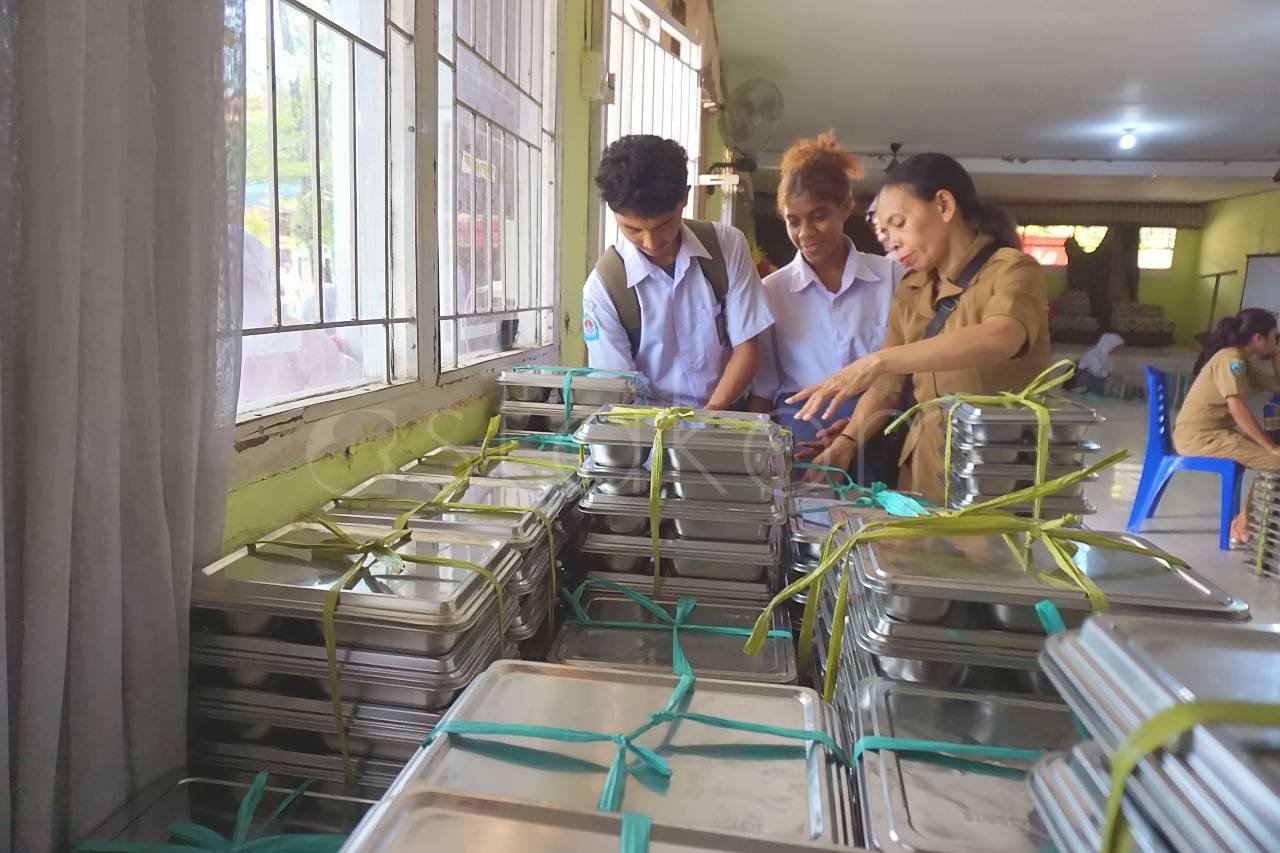 Peninjauan fasilitas dapur dan distribusi makanan bergizi di sekolah Papua Barat Daya