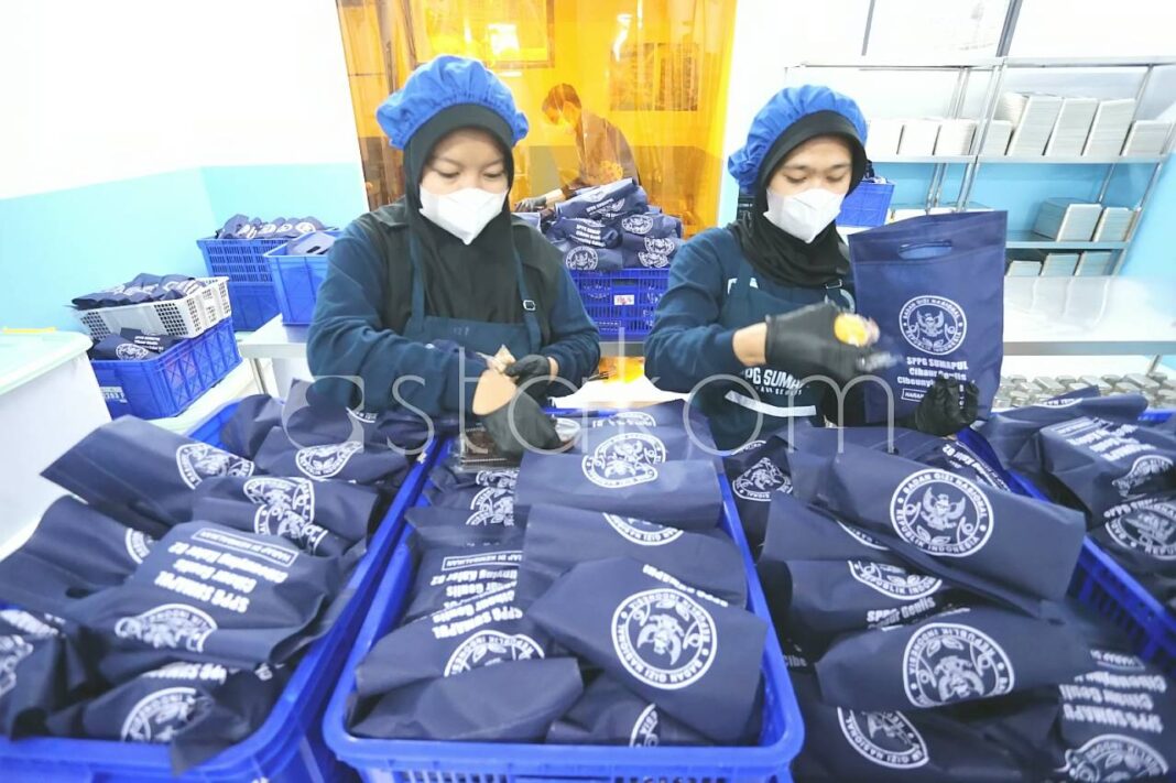 Aktivitas produksi makanan di dapur Satuan Pelayanan Pemenuhan Gizi Bandung usai diresmikan