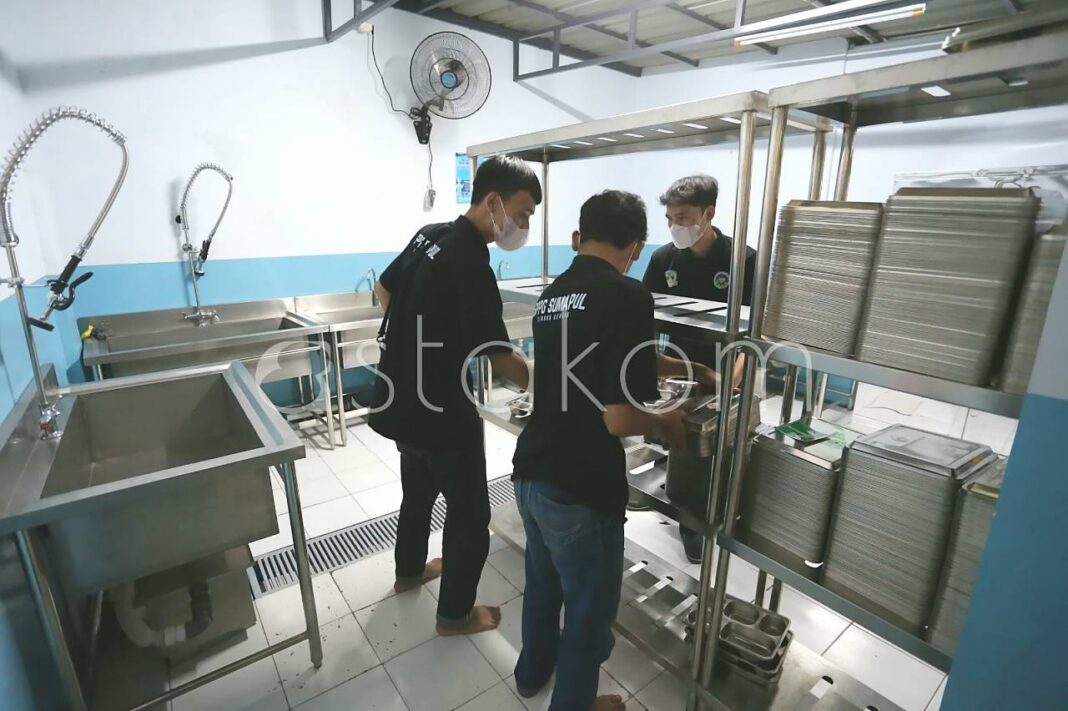 Aktivitas produksi makanan di dapur Satuan Pelayanan Pemenuhan Gizi Bandung usai diresmikan