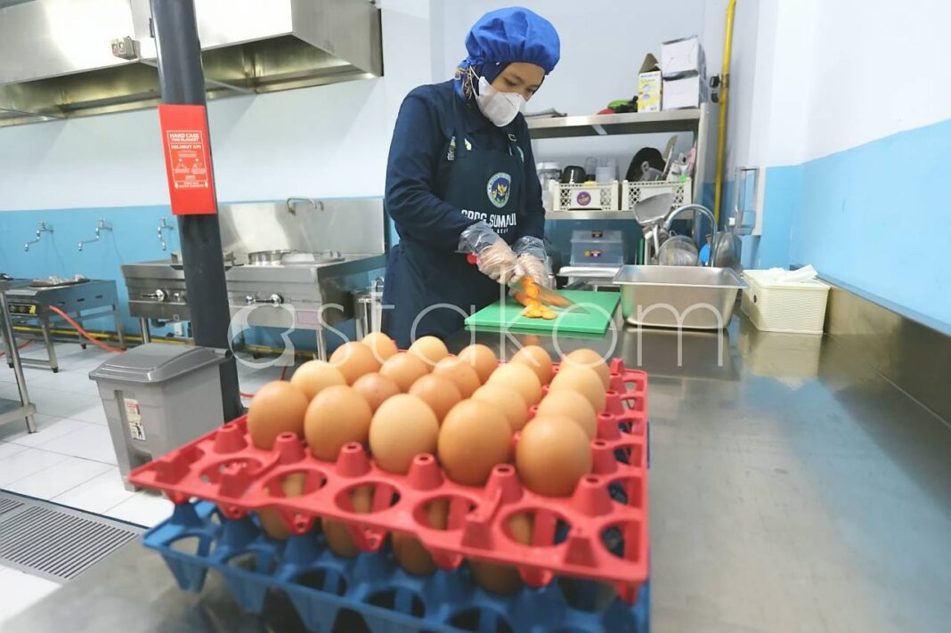 Aktivitas produksi makanan di dapur Satuan Pelayanan Pemenuhan Gizi Bandung usai diresmikan
