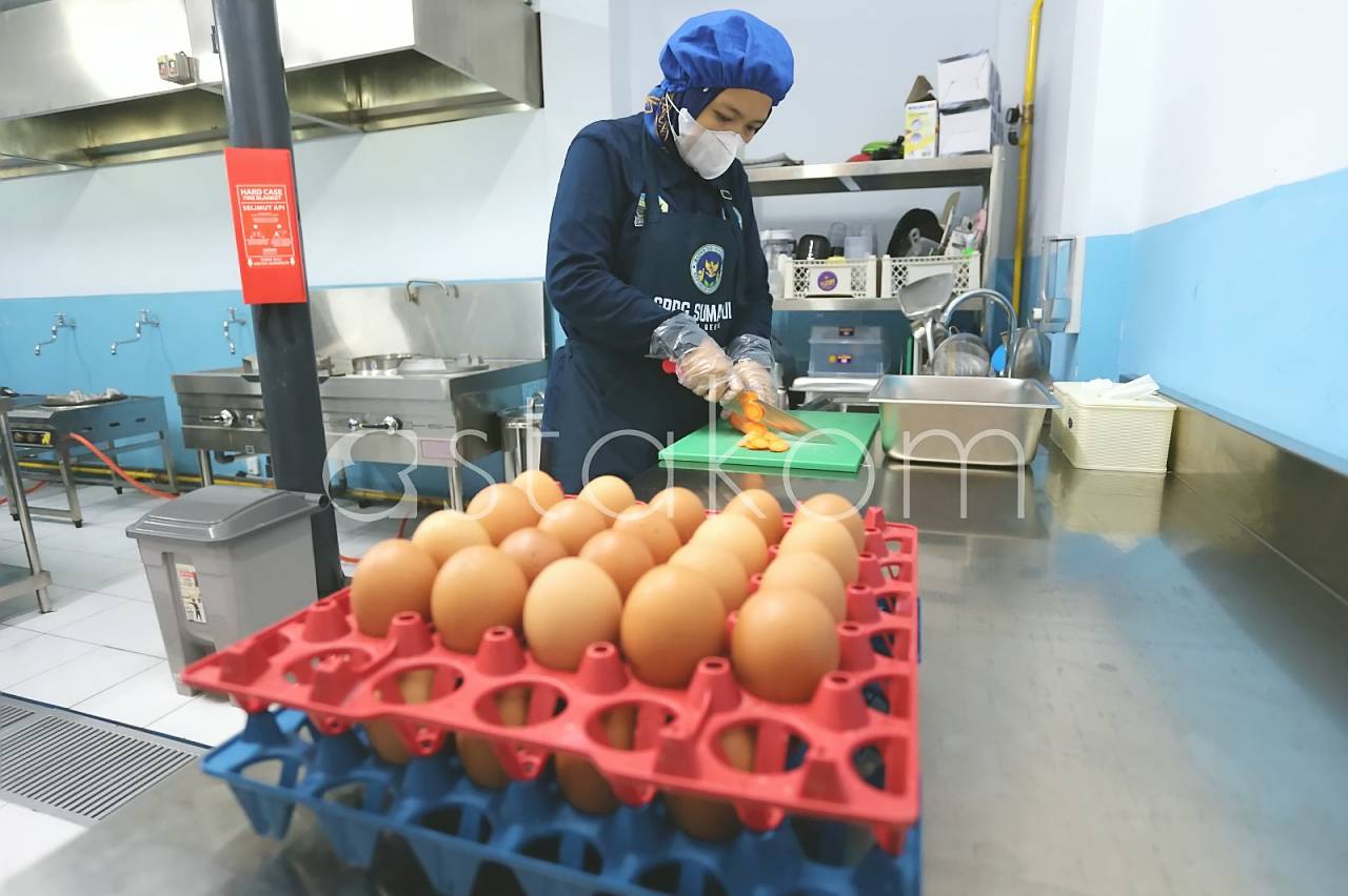 Aktivitas produksi makanan di dapur Satuan Pelayanan Pemenuhan Gizi Bandung usai diresmikan