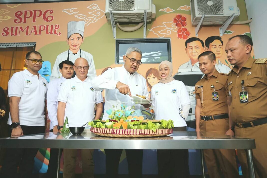 Aktivitas produksi makanan di dapur Satuan Pelayanan Pemenuhan Gizi Bandung usai diresmikan