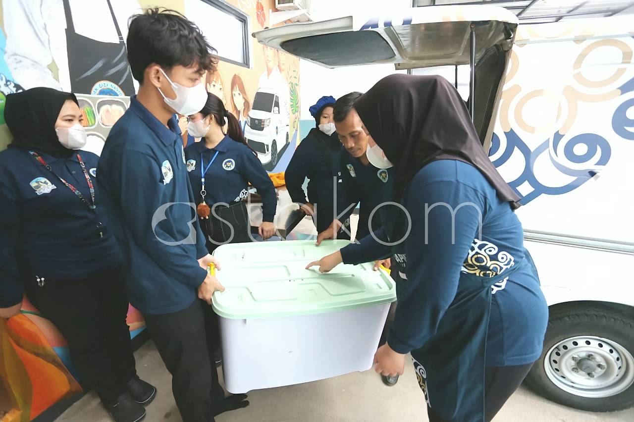 Aktivitas produksi makanan di dapur Satuan Pelayanan Pemenuhan Gizi Bandung usai diresmikan