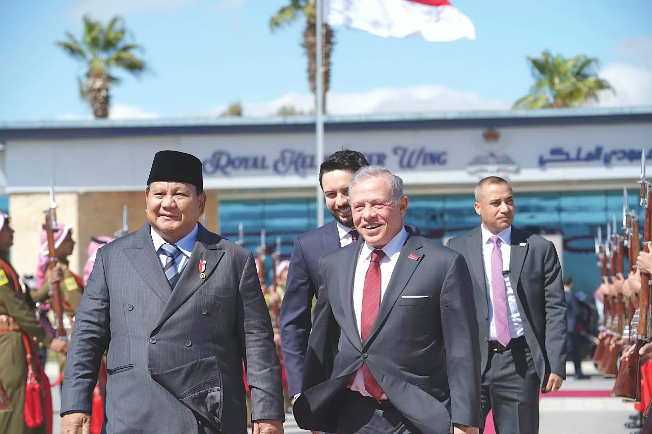 Presiden Prabowo Subianto diantar Raja Abdullah II menuju Lanud Marka